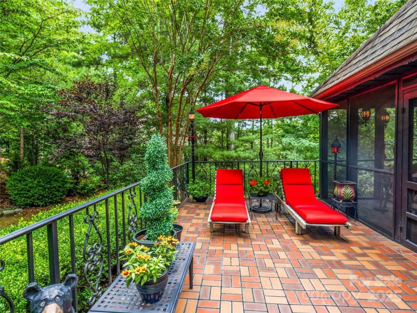 7 Cooper Cove, Hendersonville, NC 28739.  MLS# CAR4284061, YatesRealty ID 31285. 