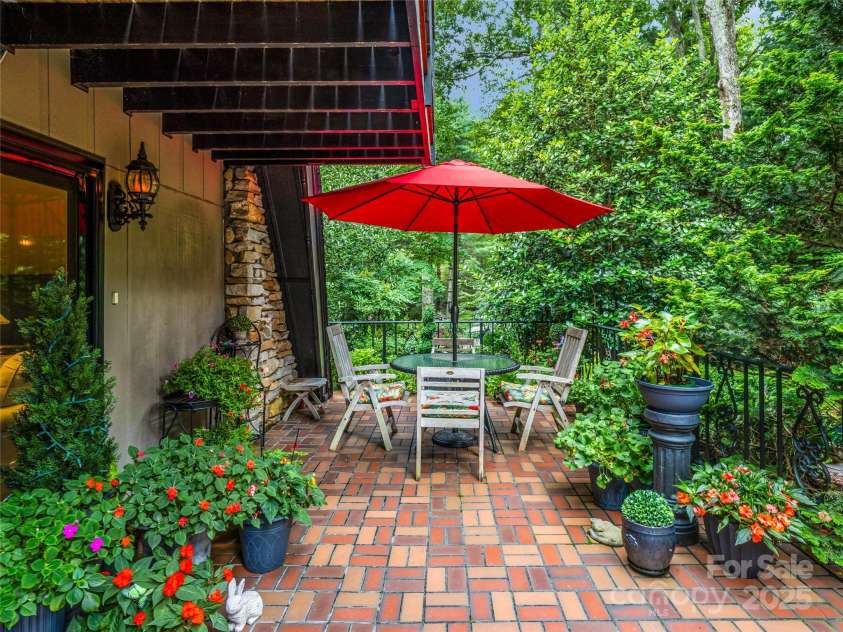 7 Cooper Cove, Hendersonville, NC 28739.  MLS# CAR4284061, YatesRealty ID 31285. 