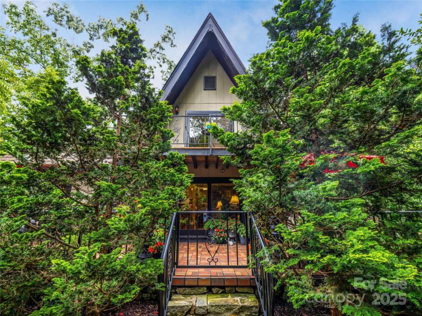 7 Cooper Cove, Hendersonville, NC 28739.  MLS# CAR4284061, YatesRealty ID 31285. 