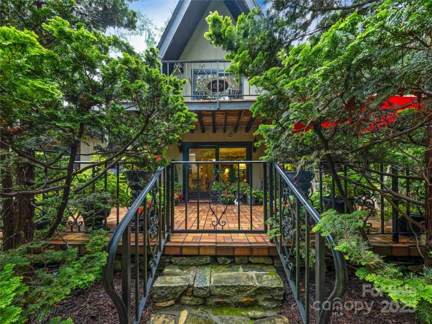 7 Cooper Cove, Hendersonville, NC 28739.  MLS# CAR4284061, YatesRealty ID 31285. 