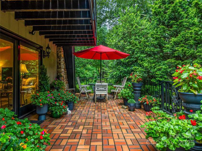 7 Cooper Cove, Hendersonville, NC 28739.  MLS# CAR4284061, YatesRealty ID 31285. 