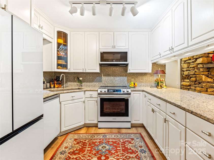 7 Cooper Cove, Hendersonville, NC 28739.  MLS# CAR4284061, YatesRealty ID 31285. 