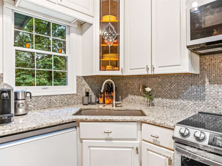 7 Cooper Cove, Hendersonville, NC 28739.  MLS# CAR4284061, YatesRealty ID 31285. 