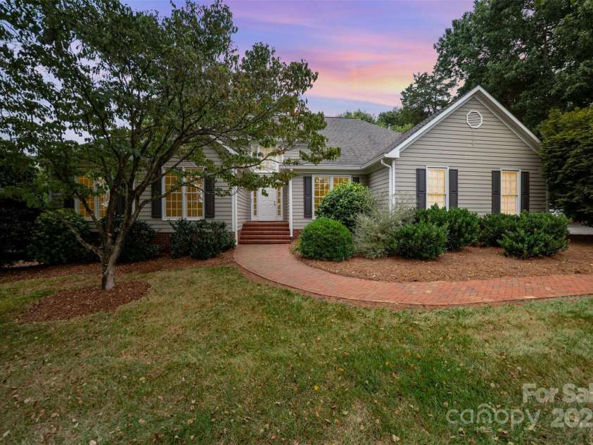 415 Greenbriar Road, Statesville, NC 28625.  MLS# CAR4288246, YatesRealty ID 31286. 