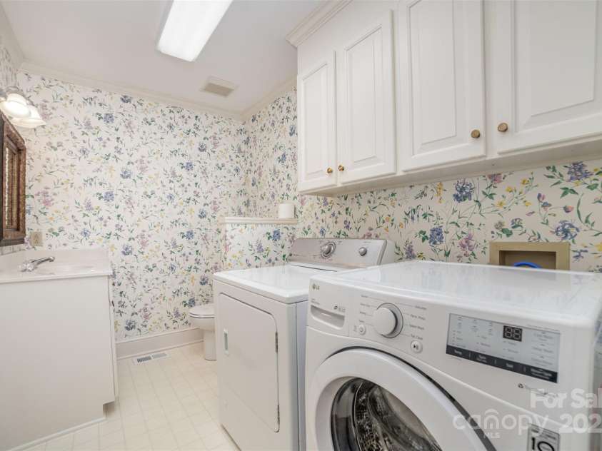 415 Greenbriar Road, Statesville, NC 28625.  MLS# CAR4288246, YatesRealty ID 31286. Laundry room and half bath at convenient location coming in back door and across from kitchen.