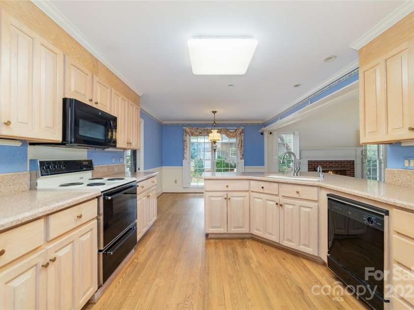 415 Greenbriar Road, Statesville, NC 28625.  MLS# CAR4288246, YatesRealty ID 31286. Nice layout for kitchen with plenty of cabinets