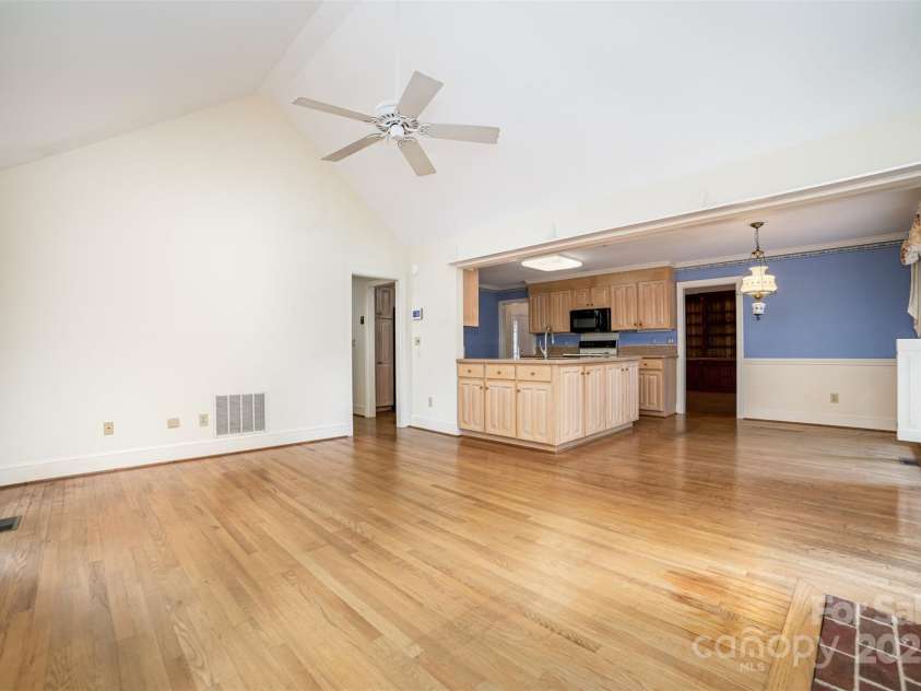 415 Greenbriar Road, Statesville, NC 28625.  MLS# CAR4288246, YatesRealty ID 31286. Open floor plan with Den adjoining kitchen and breakfast area.