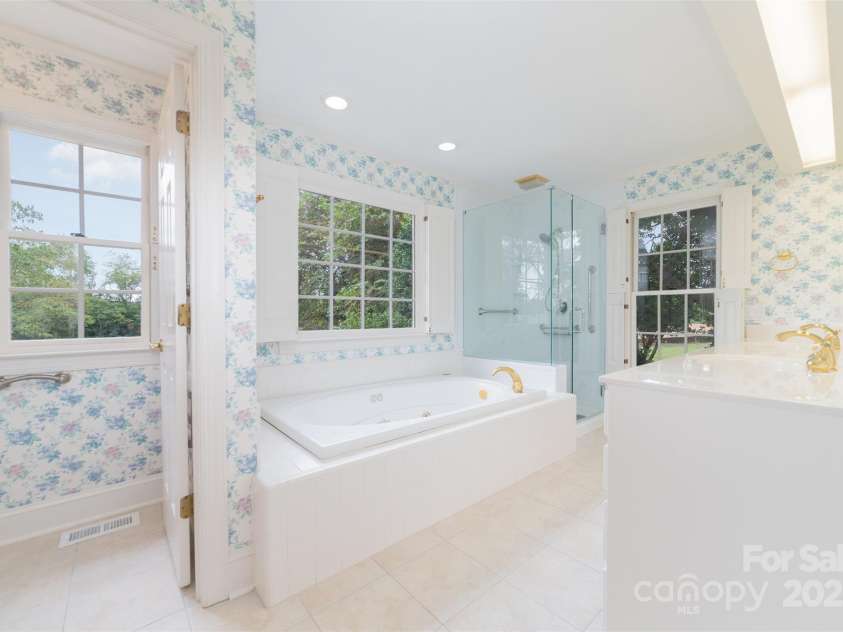 415 Greenbriar Road, Statesville, NC 28625.  MLS# CAR4288246, YatesRealty ID 31286. Primary bath with separate shower, jetted tub and water closet.