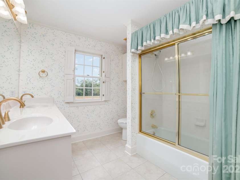 415 Greenbriar Road, Statesville, NC 28625.  MLS# CAR4288246, YatesRealty ID 31286. Second bathroom