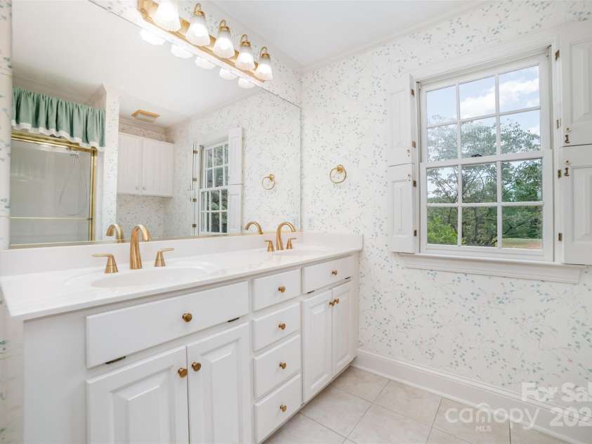415 Greenbriar Road, Statesville, NC 28625.  MLS# CAR4288246, YatesRealty ID 31286. Second bathroom vanity