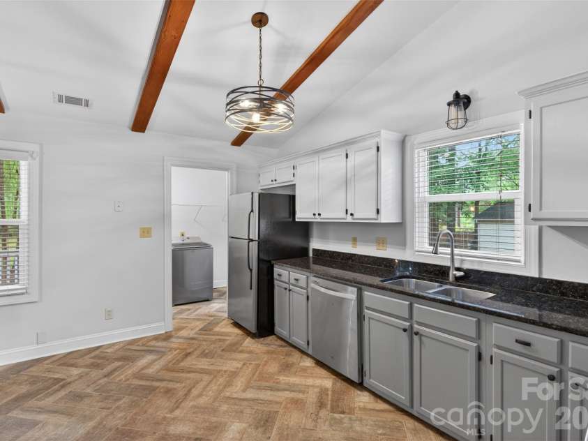 7148 Powder Mill Place, Charlotte, NC 28277.  MLS# CAR4379444, YatesRealty ID 31287. Enjoy the bright open kitchen