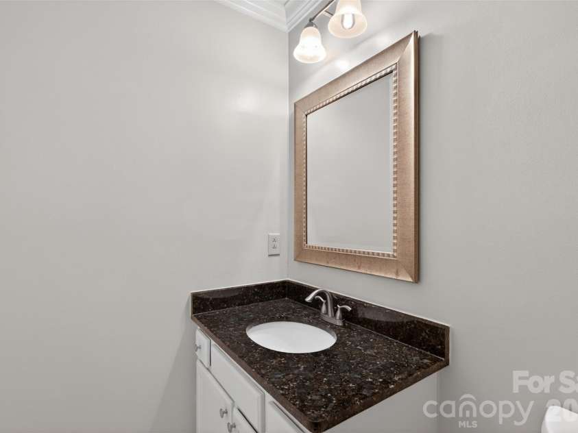7148 Powder Mill Place, Charlotte, NC 28277.  MLS# CAR4379444, YatesRealty ID 31287. Full bathroom