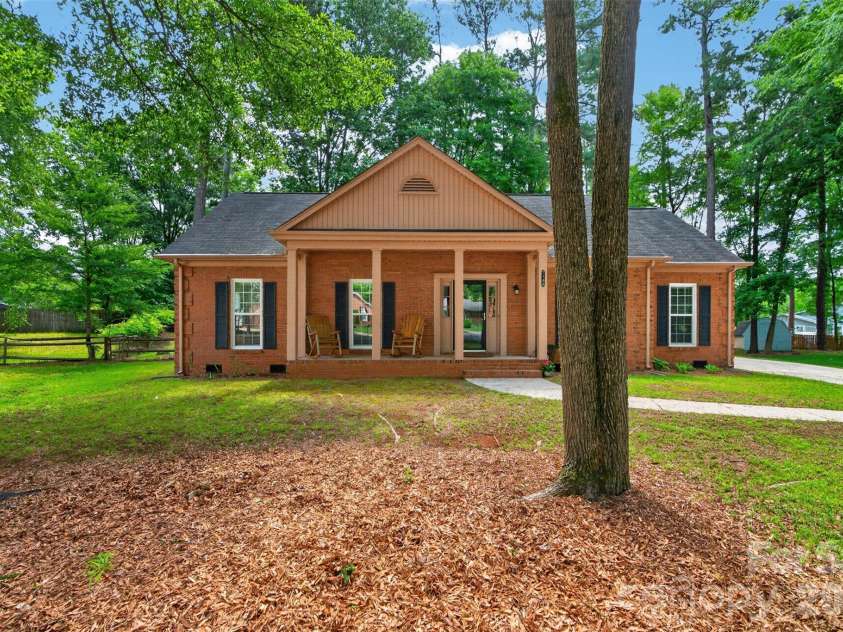 7148 Powder Mill Place, Charlotte, NC 28277.  MLS# CAR4379444, YatesRealty ID 31287. Welcome to 7148 Powder Mill