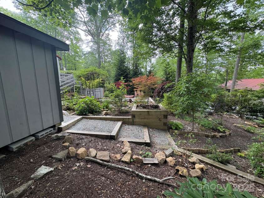 527 Windridge Road, Newland, NC 28657.  MLS# CAR4289348, YatesRealty ID 31288. 