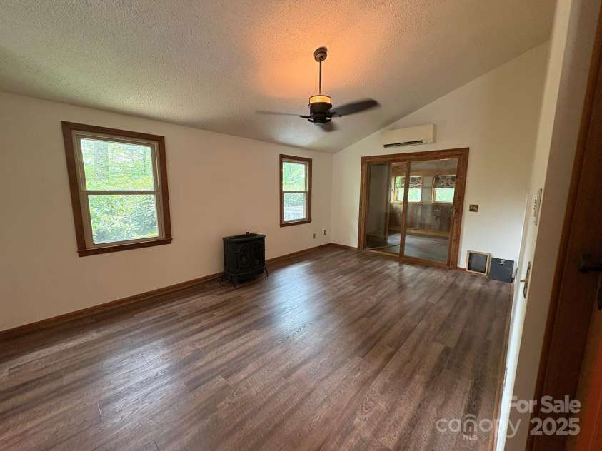 527 Windridge Road, Newland, NC 28657.  MLS# CAR4289348, YatesRealty ID 31288. 