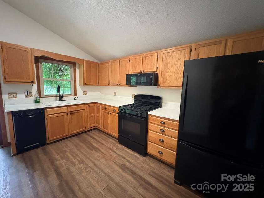 527 Windridge Road, Newland, NC 28657.  MLS# CAR4289348, YatesRealty ID 31288. 