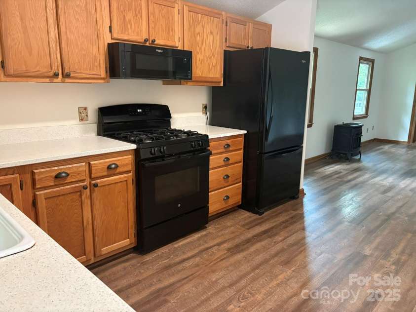 527 Windridge Road, Newland, NC 28657.  MLS# CAR4289348, YatesRealty ID 31288. 