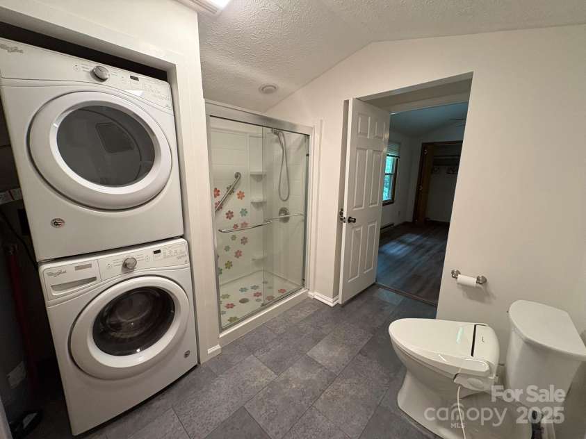 527 Windridge Road, Newland, NC 28657.  MLS# CAR4289348, YatesRealty ID 31288. 