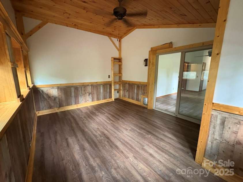 527 Windridge Road, Newland, NC 28657.  MLS# CAR4289348, YatesRealty ID 31288. 