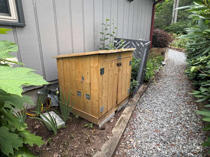 527 Windridge Road, Newland, NC 28657.  MLS# CAR4289348, YatesRealty ID 31288. 