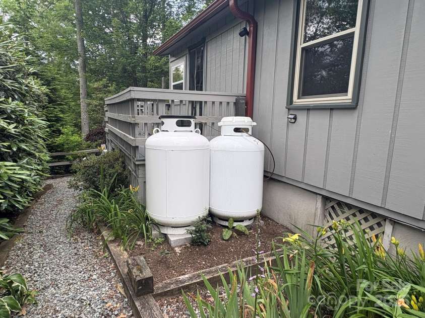 527 Windridge Road, Newland, NC 28657.  MLS# CAR4289348, YatesRealty ID 31288. 