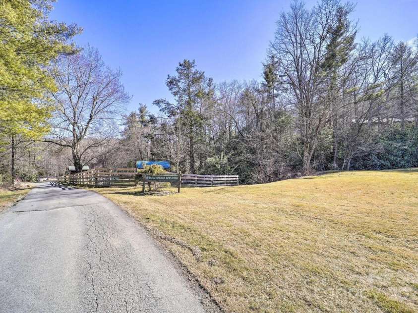 527 Windridge Road, Newland, NC 28657.  MLS# CAR4289348, YatesRealty ID 31288. 