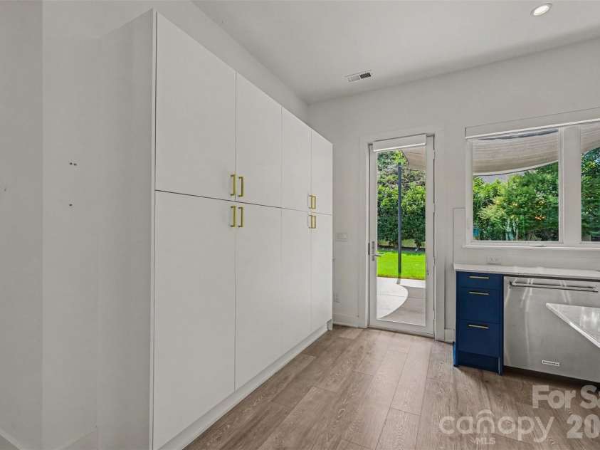 1243 Realta Drive, Charlotte, NC 28211.  MLS# CAR4389245, YatesRealty ID 31289. 