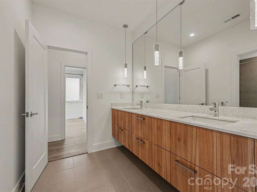1243 Realta Drive, Charlotte, NC 28211.  MLS# CAR4389245, YatesRealty ID 31289. 