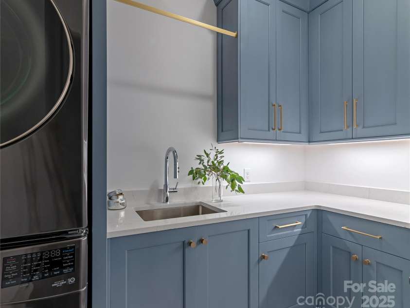 6000 Lansing Drive, Charlotte, NC 28270.  MLS# CAR4286481, YatesRealty ID 31289. 