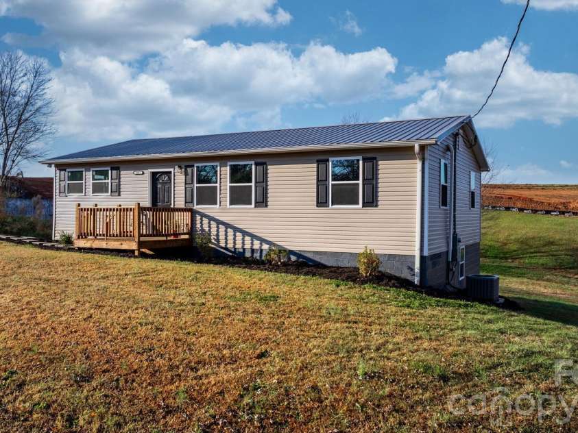 4647 16th Street Drive, Hickory, NC 28601.  MLS# CAR4324633, YatesRealty ID 3129. 