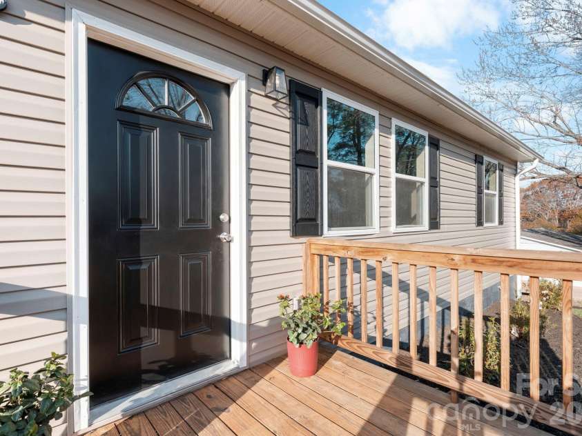 4647 16th Street Drive, Hickory, NC 28601.  MLS# CAR4324633, YatesRealty ID 3129. 