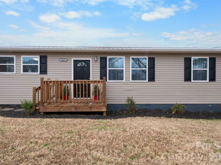 4647 16th Street Drive, Hickory, NC 28601.  MLS# CAR4324633, YatesRealty ID 3129. 