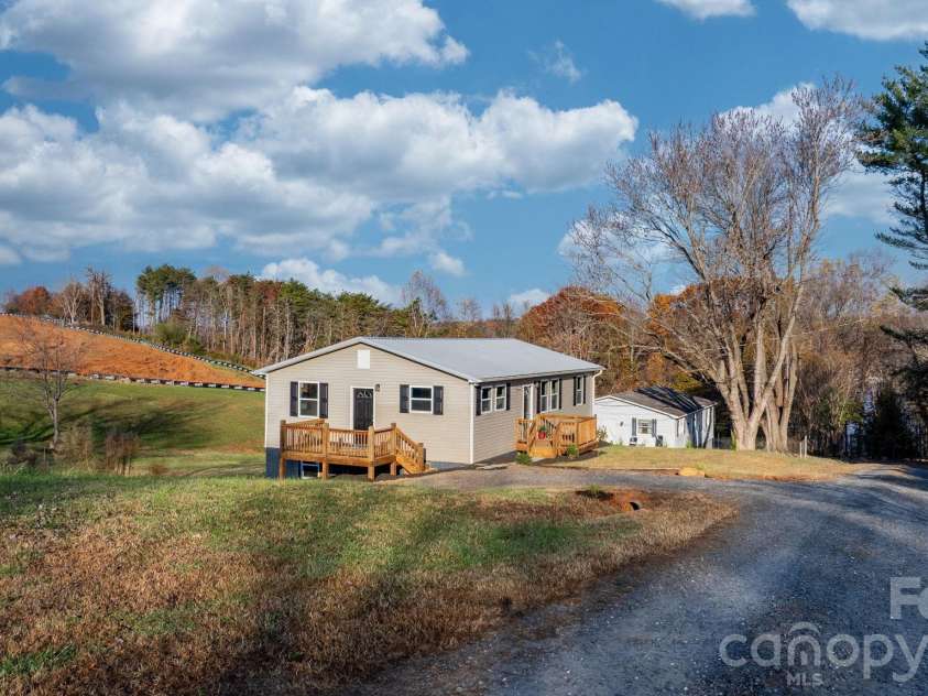 4647 16th Street Drive, Hickory, NC 28601.  MLS# CAR4324633, YatesRealty ID 3129. 