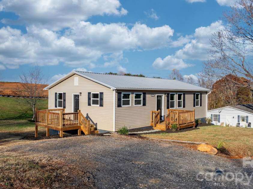 4647 16th Street Drive, Hickory, NC 28601.  MLS# CAR4324633, YatesRealty ID 3129. 