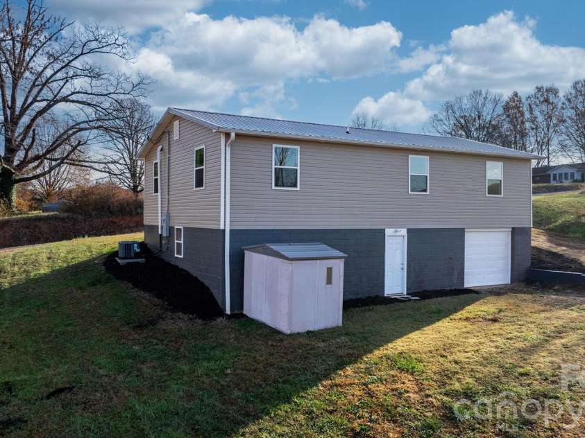 4647 16th Street Drive, Hickory, NC 28601.  MLS# CAR4324633, YatesRealty ID 3129. 