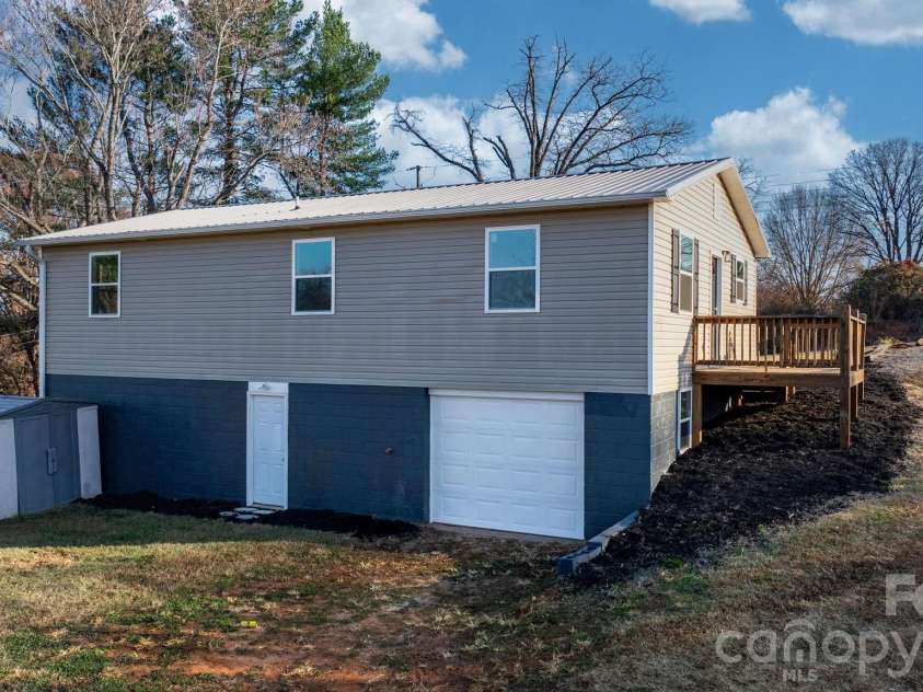 4647 16th Street Drive, Hickory, NC 28601.  MLS# CAR4324633, YatesRealty ID 3129. 