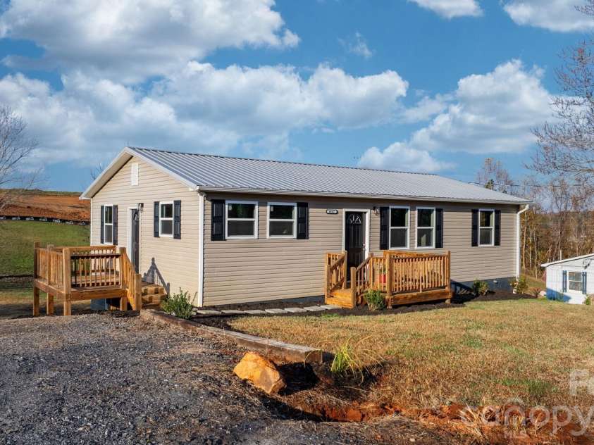 4647 16th Street Drive, Hickory, NC 28601.  MLS# CAR4324633, YatesRealty ID 3129. 