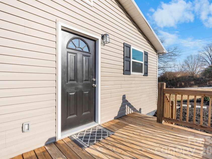 4647 16th Street Drive, Hickory, NC 28601.  MLS# CAR4324633, YatesRealty ID 3129. Side deck