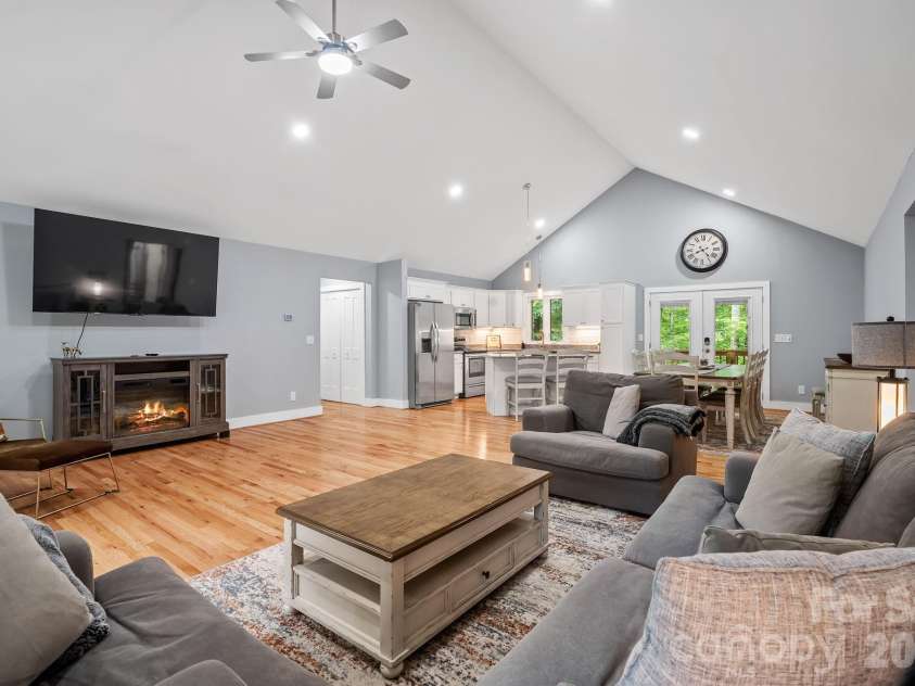 30 Sleeping Bear Ridge, Maggie Valley, NC 28751.  MLS# CAR4393573, YatesRealty ID 31290. 