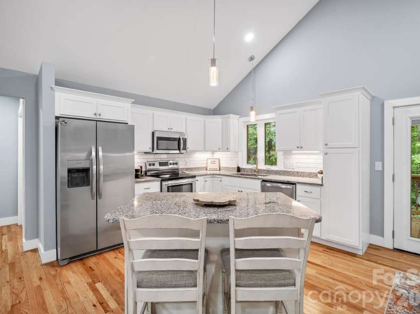 30 Sleeping Bear Ridge, Maggie Valley, NC 28751.  MLS# CAR4393573, YatesRealty ID 31290. 