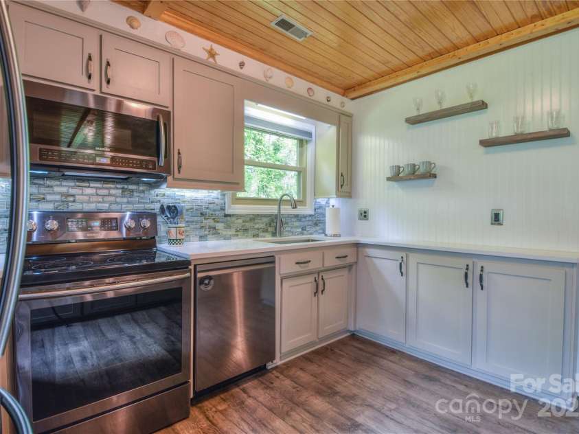 7942 Vista View Drive, Sherrills Ford, NC 28673.  MLS# CAR4251660, YatesRealty ID 31292. 