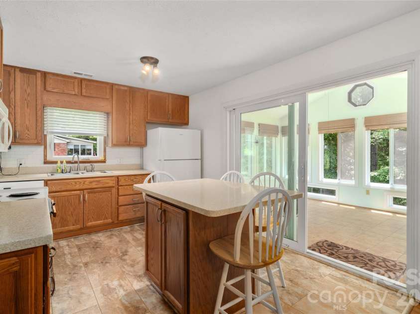 1541 Glenheath Drive, Hendersonville, NC 28791.  MLS# CAR4391545, YatesRealty ID 31294. 