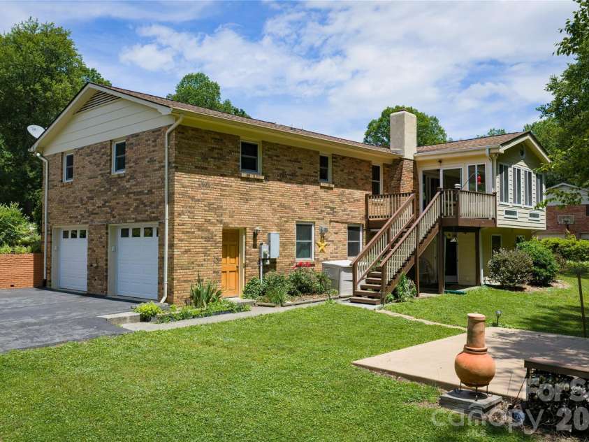 1541 Glenheath Drive, Hendersonville, NC 28791.  MLS# CAR4391545, YatesRealty ID 31294. 