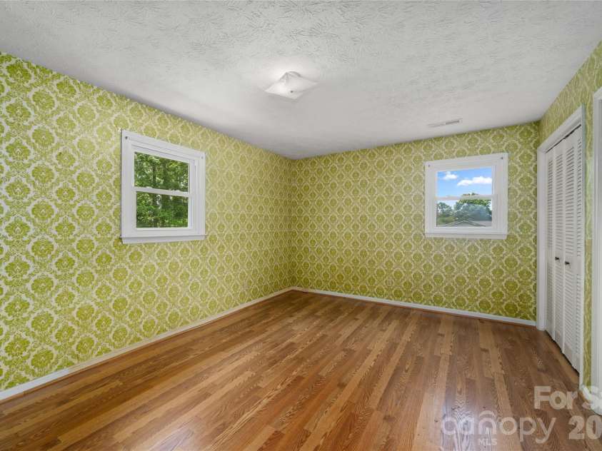 1541 Glenheath Drive, Hendersonville, NC 28791.  MLS# CAR4391545, YatesRealty ID 31294. 