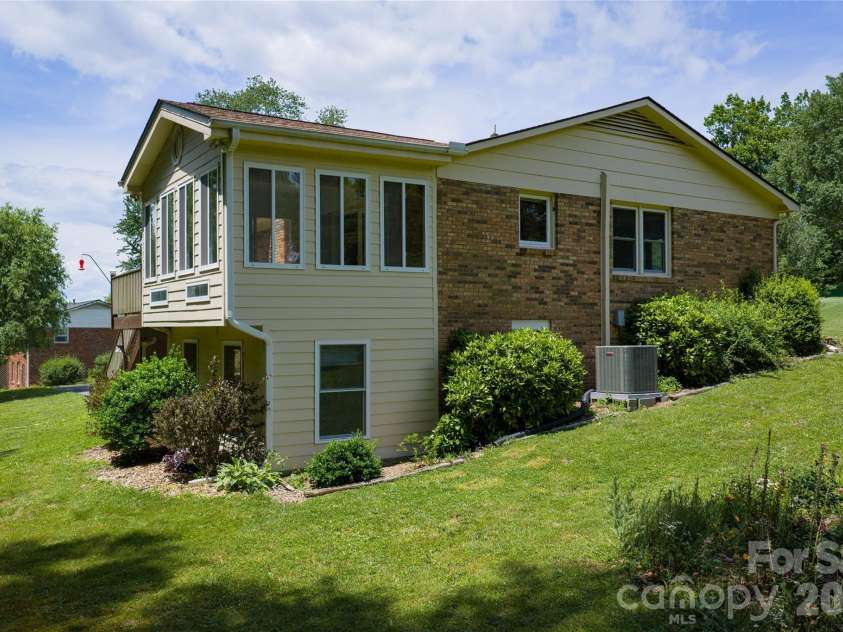 1541 Glenheath Drive, Hendersonville, NC 28791.  MLS# CAR4391545, YatesRealty ID 31294. 