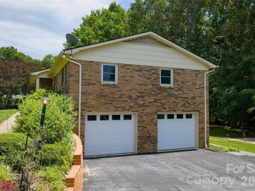 1541 Glenheath Drive, Hendersonville, NC 28791.  MLS# CAR4391545, YatesRealty ID 31294. 