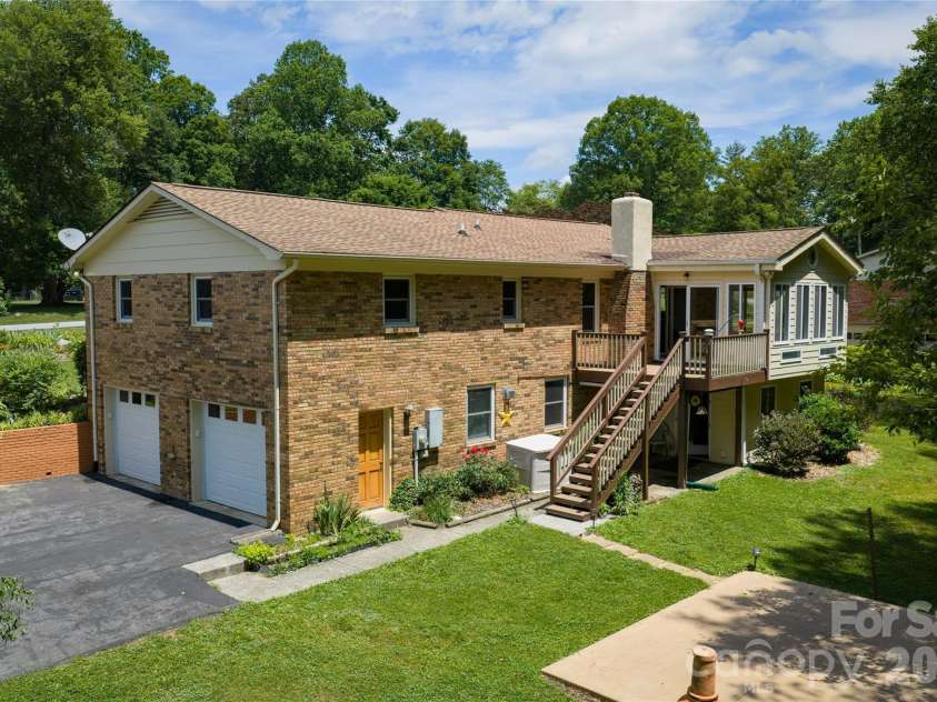 1541 Glenheath Drive, Hendersonville, NC 28791.  MLS# CAR4391545, YatesRealty ID 31294. 