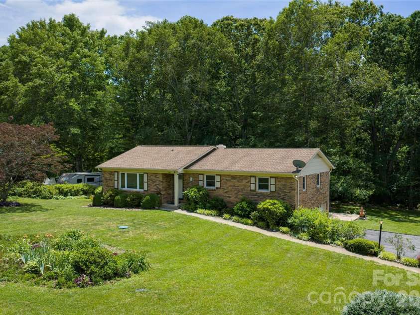 1541 Glenheath Drive, Hendersonville, NC 28791.  MLS# CAR4391545, YatesRealty ID 31294. 