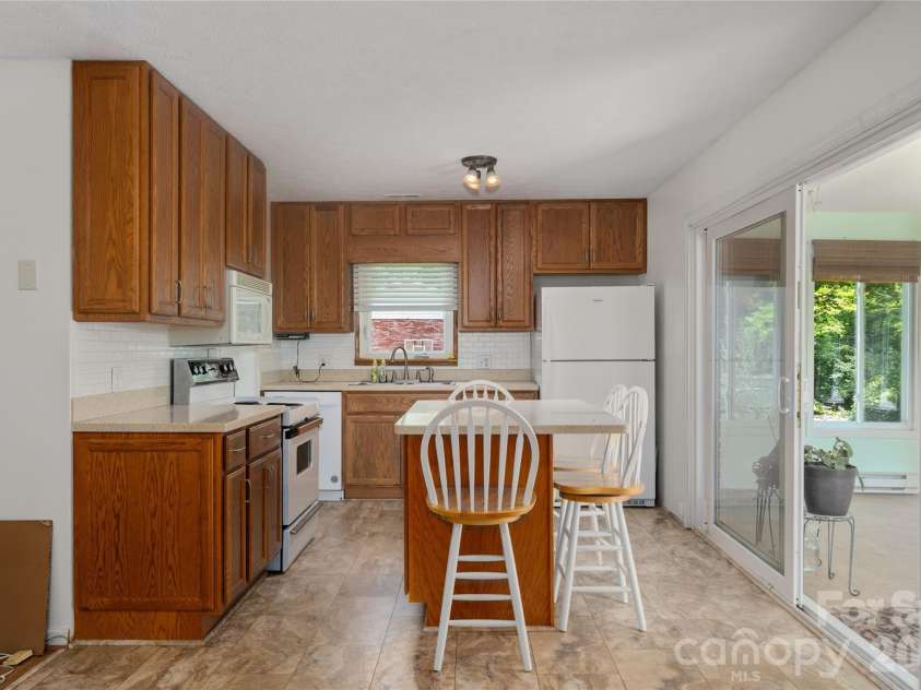 1541 Glenheath Drive, Hendersonville, NC 28791.  MLS# CAR4391545, YatesRealty ID 31294. 