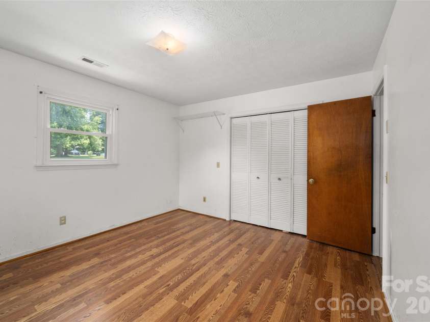 1541 Glenheath Drive, Hendersonville, NC 28791.  MLS# CAR4391545, YatesRealty ID 31294. 